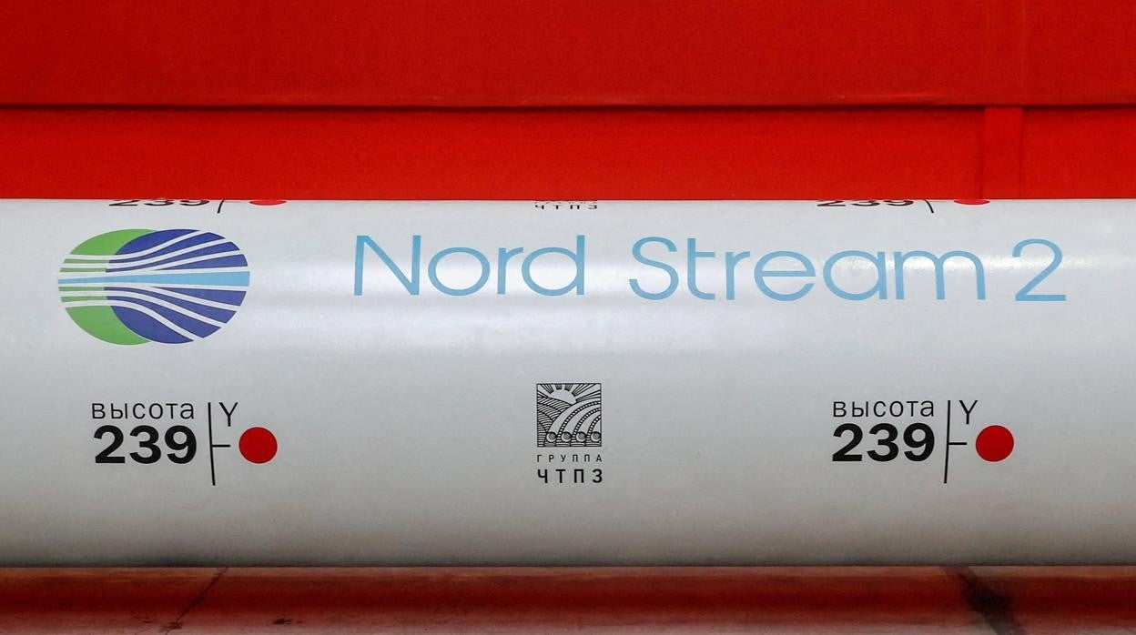 El logotipo del gasoducto Nord Stream 2 en una tubería de gran tamaño