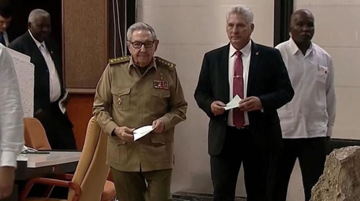 Canel, junto a Raúl Castro, en una imagen de archiv