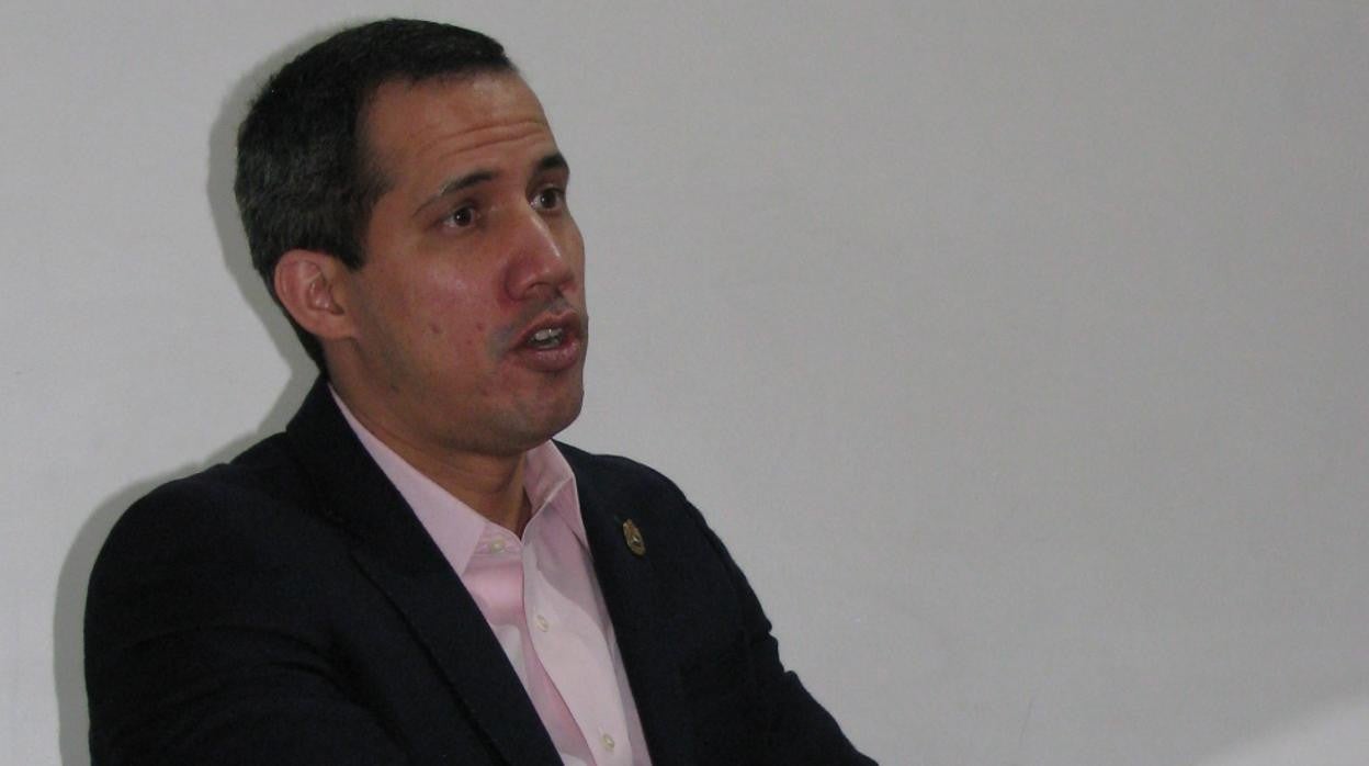 El presidente encargado de Venezuela, Juan Guaidó, durante la entrevista en su residencia