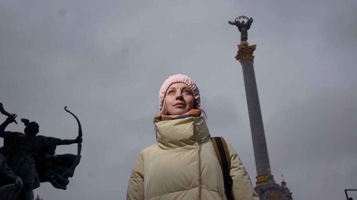Tovkailo frente a la fuente de la plaza de la independencia de Kiev
