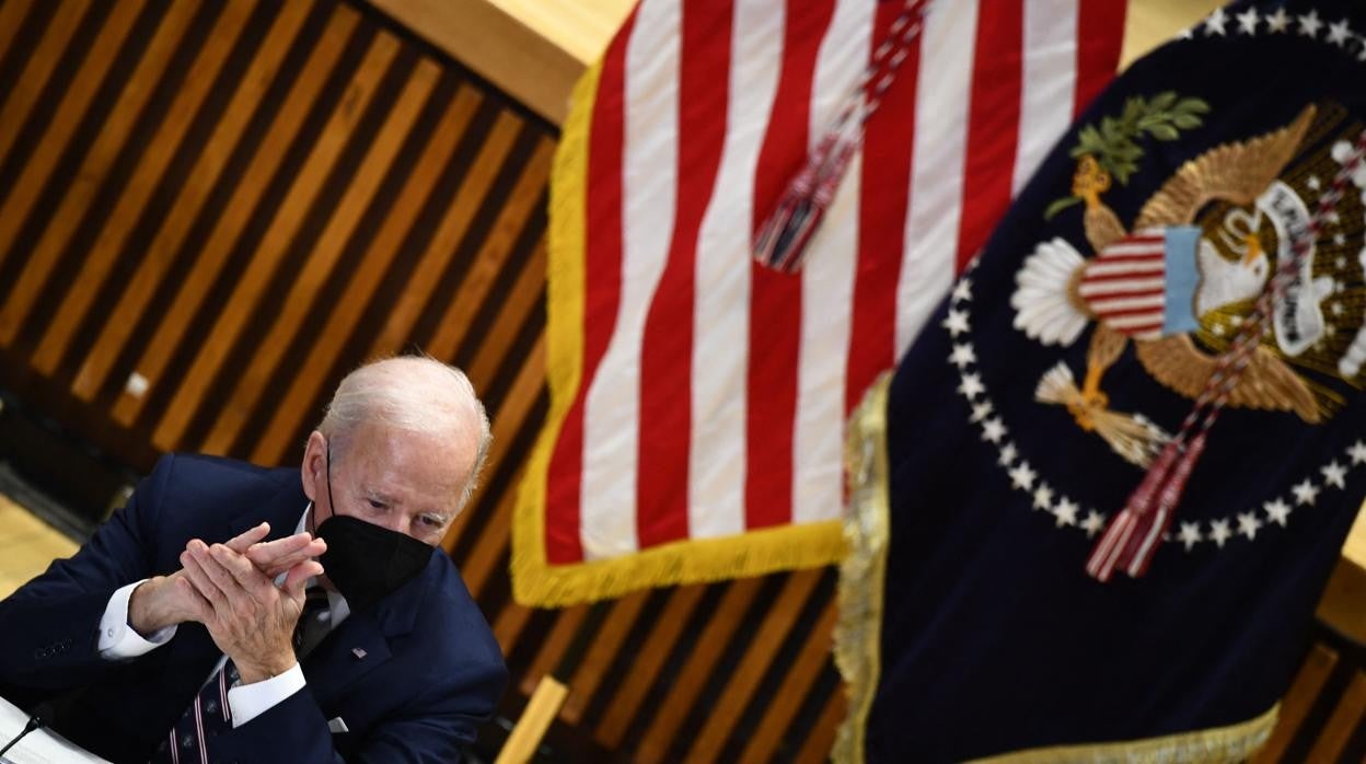 El presidente de los Estados Unidos, Joe Biden , escucha durante una reunión de la Asociación de Estrategias contra la Violencia con Armas en la sede del Departamento de Policía de Nueva York