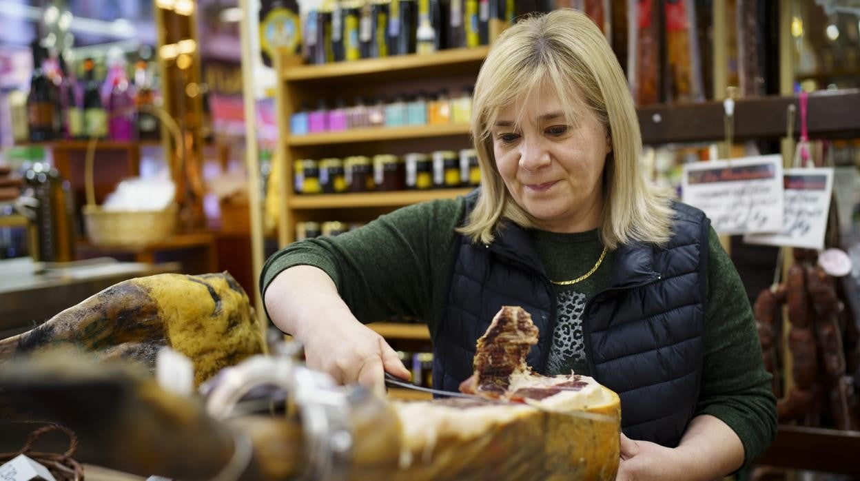 Oksana Karpenko, ciudadana ucraniana que lleva veinte años en España, en su tienda de Leganés