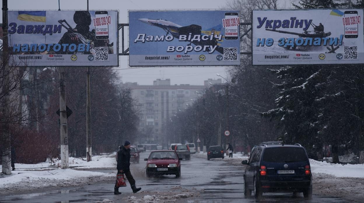Carteles del Ejército ucraniano en una calle de Sloviansk