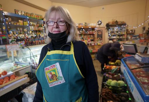 Olga Efimonovna, de 61, trabaja en una tienda de alimentación