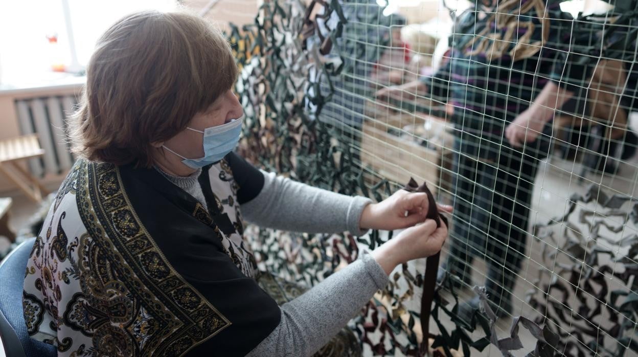 Una de las jubiladas de Kramatorsk teje redes de camuflaje para los soldados ucranianos del frente