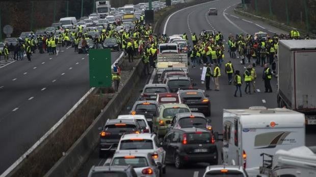 El 'convoy de la libertad' contra Macron de los chalecos amarillos y antivacunas aspira a colapsar París