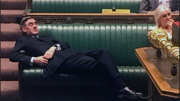 Johnson recurre al más excéntrico de los 'brexiteros', Jacob Rees-Mogg, para salir de su peor crisis