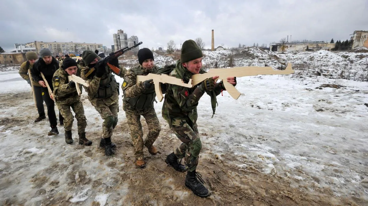 Un ejercicio de entrenamiento militar para civiles en las afueras de Kiev