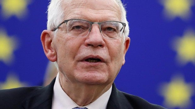 Borrell denuncia una campaña rusa de desinformación con los bombardeos en el Donbass