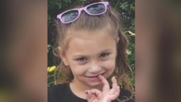 Unos pies diminutos bajo una manta, la pista que llevó a la Policía a la menor que llevaba desaparecida dos años