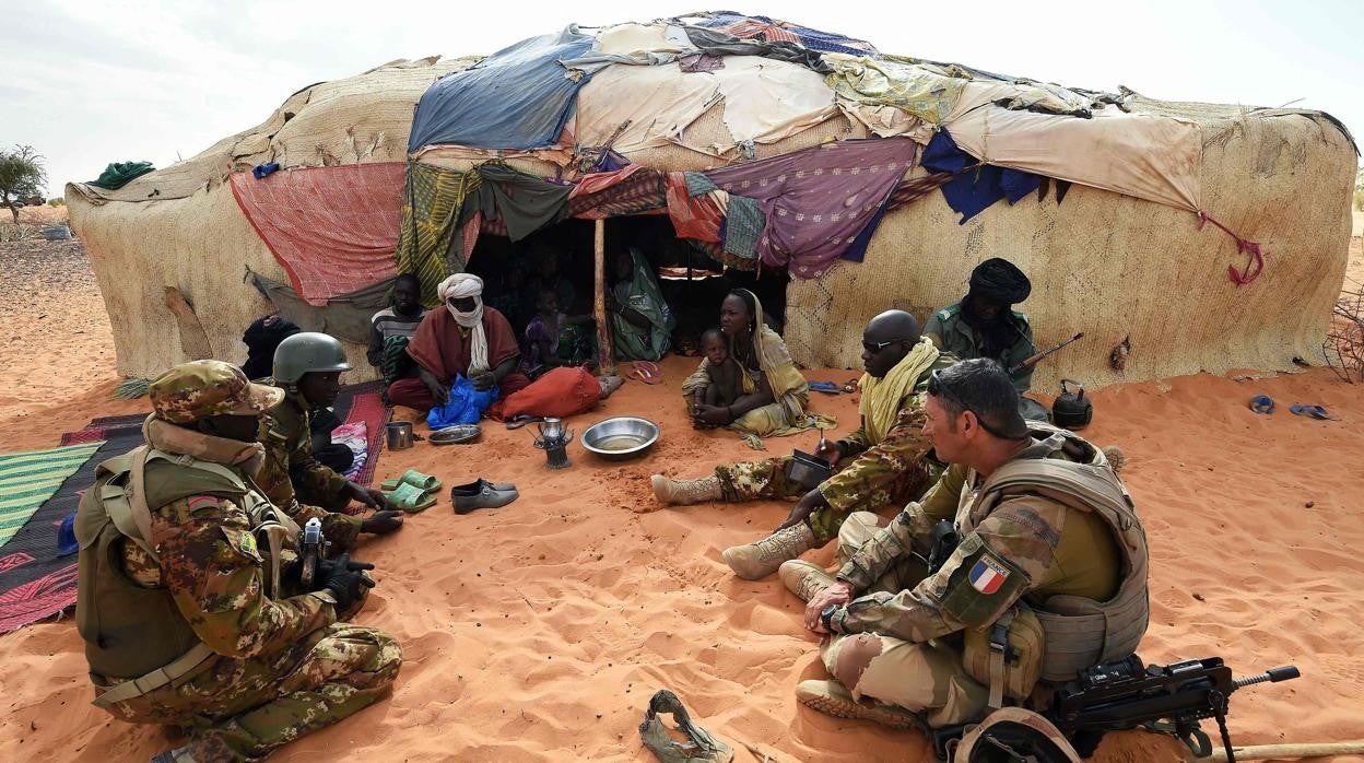 Soldados franceses involucrados en la operación Barkhane hablando con miembros de una familia tuareg en Timbamogoye, Malí