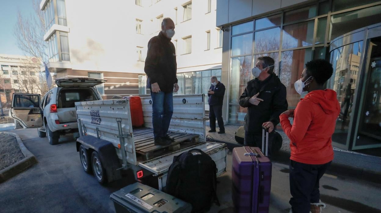 Los miembros de la OSCE abandonan el hotel donde se alojaban en la ciudad de Donetsk