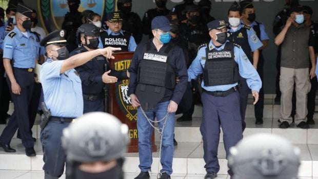 Narcotráfico, posesión de armas y conspiración: los cargos contra el expresidente de Honduras