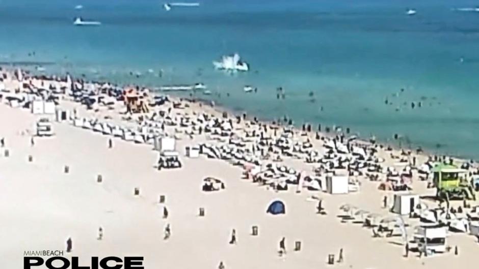 Un helicóptero cae al mar junto a una playa llena de bañistas en Miami