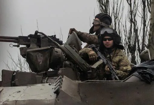 Tanques ucranianos tras el ataque ruso