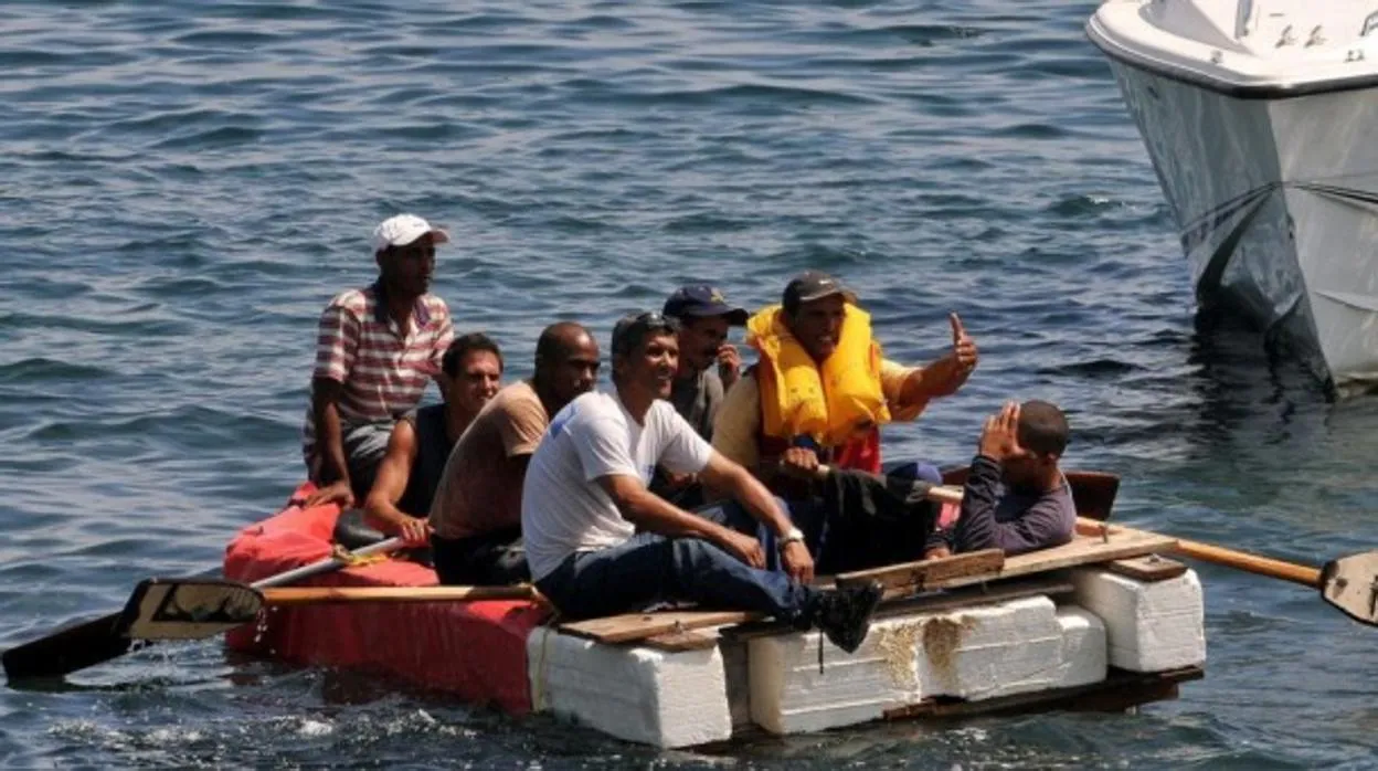 Balseros cubanos intentando alcanzar la costa de EE.UU.