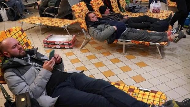 Europa del este comienza a recibir la ola de ucranianos: «He traído a los niños para ponerlos a salvo»