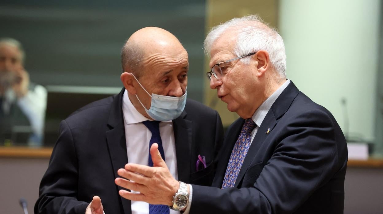 El ministro de Exteriores francés, Jean-Yves Le Drian, junto a Borrell