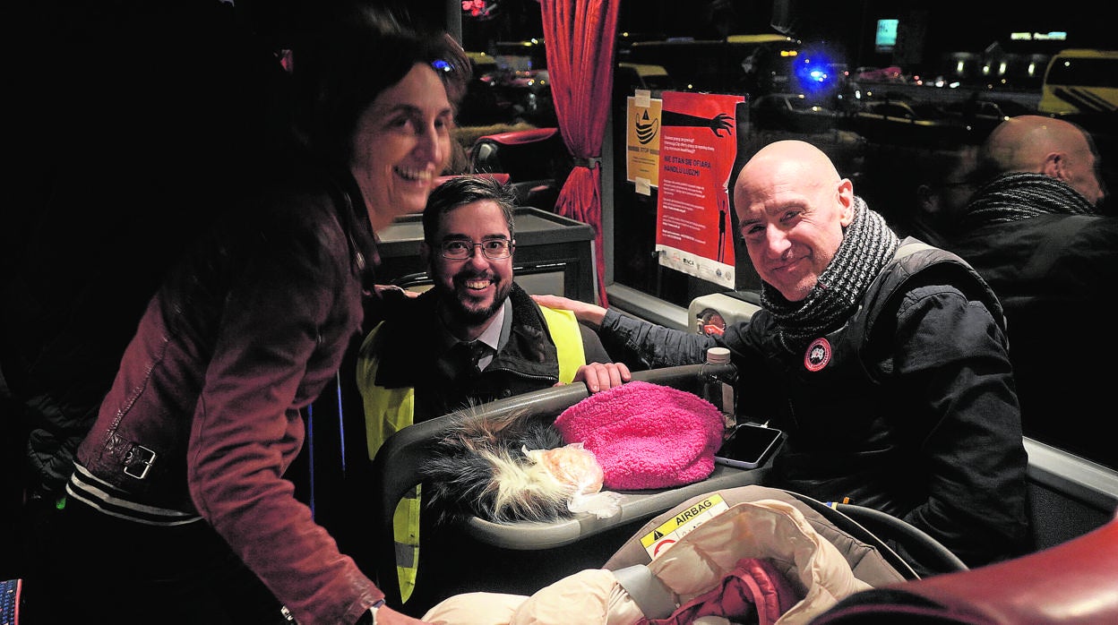 Clara y Quim, de Andorra, con su bebé, Norah, de 26 días, junto al consul español en Varsovia, Eduardo Merino de Mena