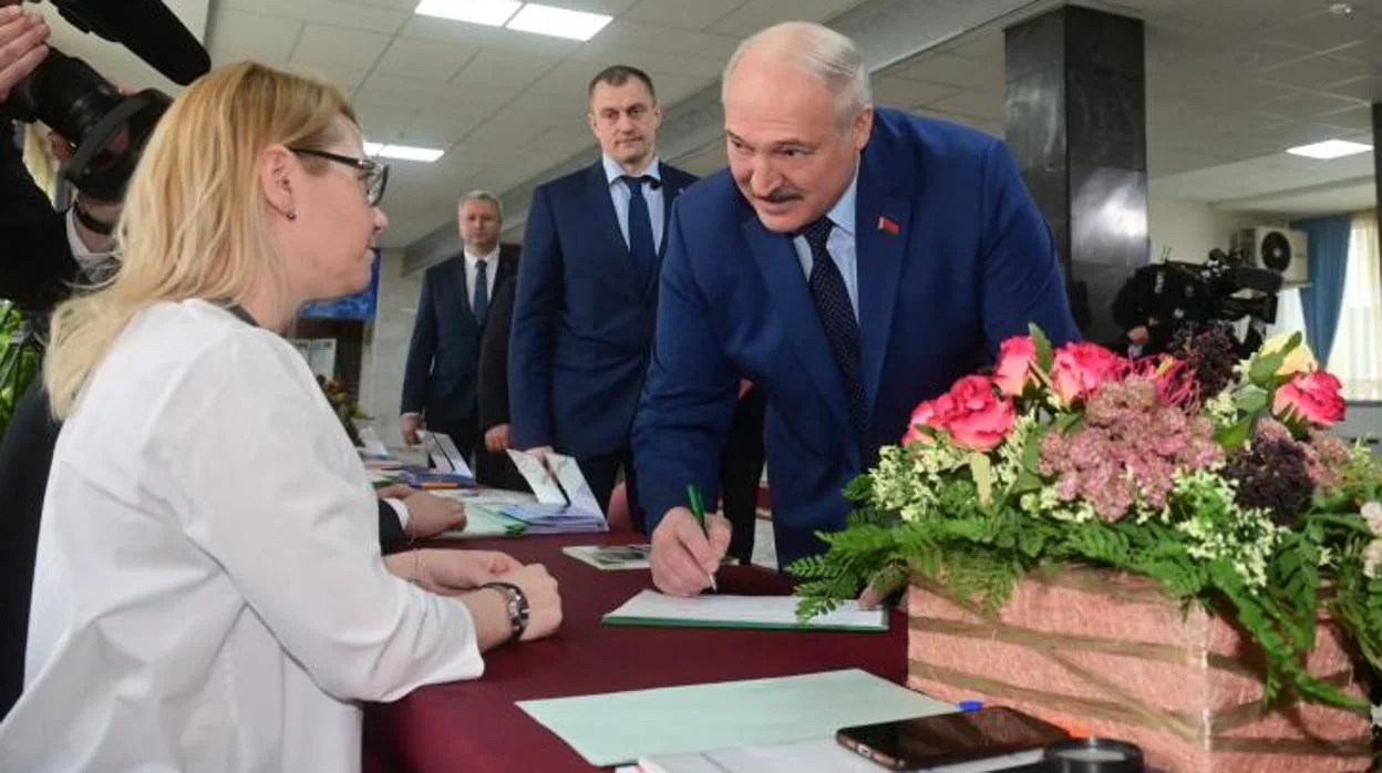 El presidente de Bielorrusia, Aleksandr Lukashenko, participando este domingo en el reférendum para poner fin a la neutralidad nuclear, y así poder acoger armas atómicas rusas en su territorio