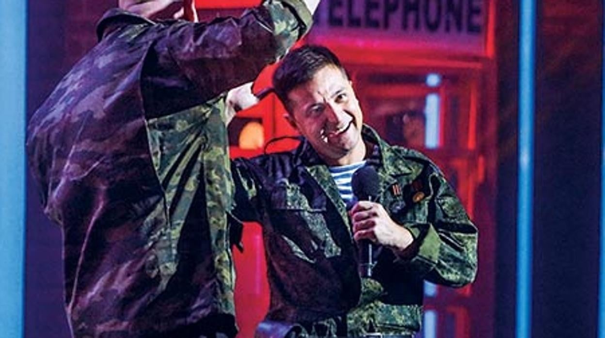 Hace cinco años, Zelenski era un cómico ultrapopular que se reía de militares, corruptos, oligarcas, políticos... Durante la campaña electoral incluso mantuvo su programa de televisión en antena
