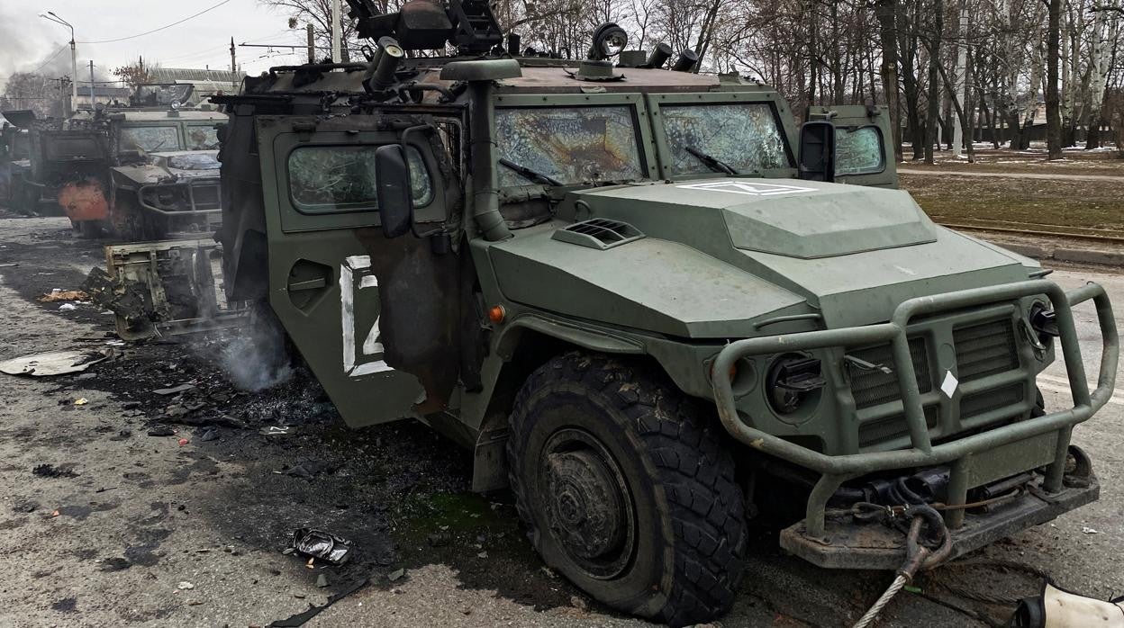 Vehículos militares rusos destruidos en Járkov