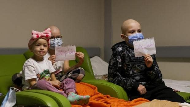 «Si no son evacuados, morirán»: los niños ucranianos con cáncer se refugian en los sótanos de los hospitales