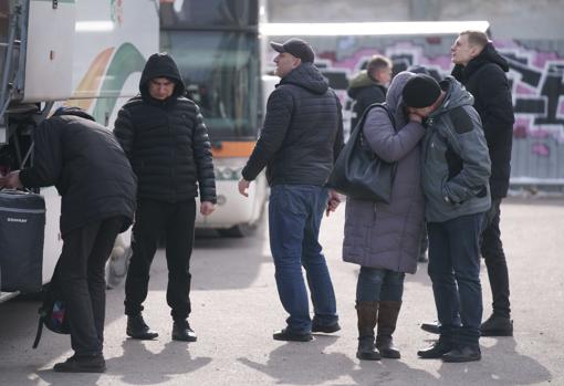 Una pareja de ucranianos se despiten en la estación de Leópolis