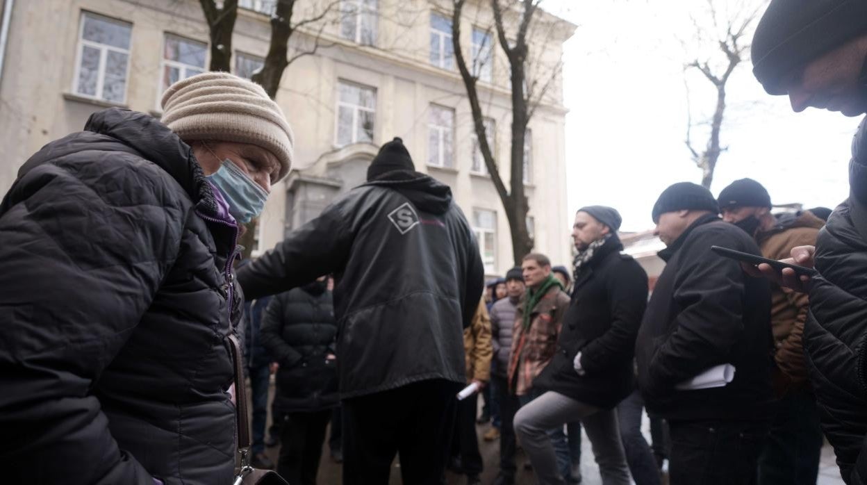 Varios voluntarios de la milica de la defensa terriotrial de Ucrania escuchan una arenga ante el cuartel en Leópolis