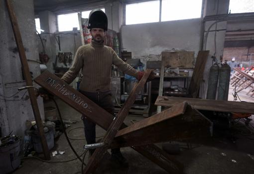 En la imagen, el soldador voluntario Olexei