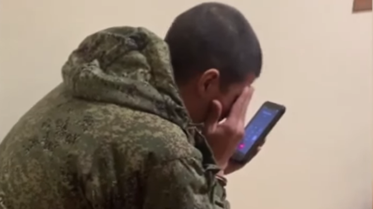 «Nos mandan a morir»: un soldado ruso capturado rompe a llorar cuando le permiten hablar con su madre
