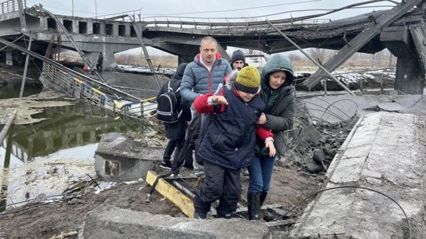 Ucrania vuela el principal puente de entrada a Kiev desde el norte para frenar el avance ruso