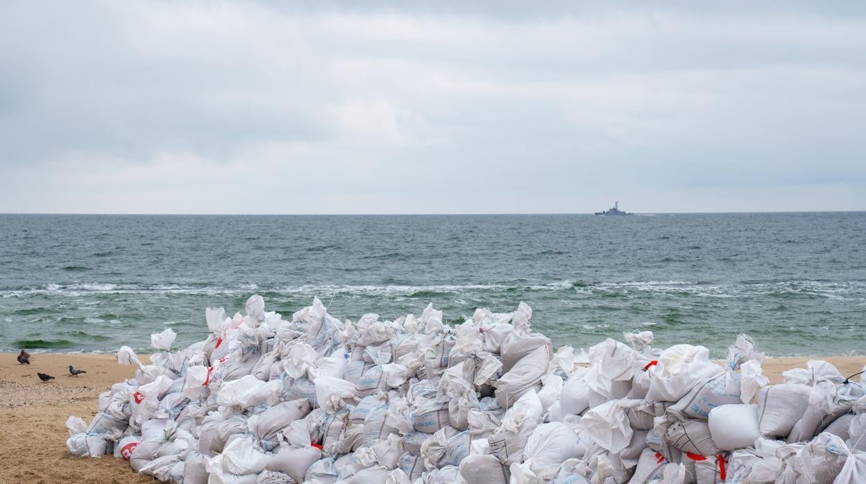 La costa de Odesa se prepara para la posible llegada de las tropas rusas