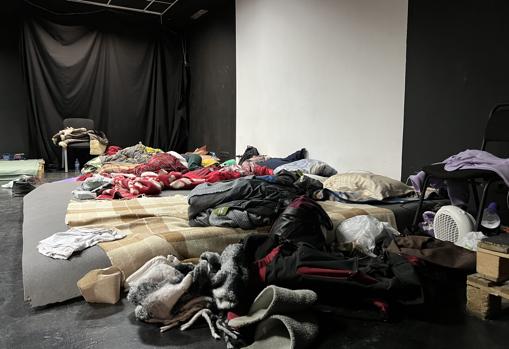 La sala ‘Hollywood’, en la que antes hacían las representaciones, es ahora un gran dormitorio con el suelo cubierto de colchones