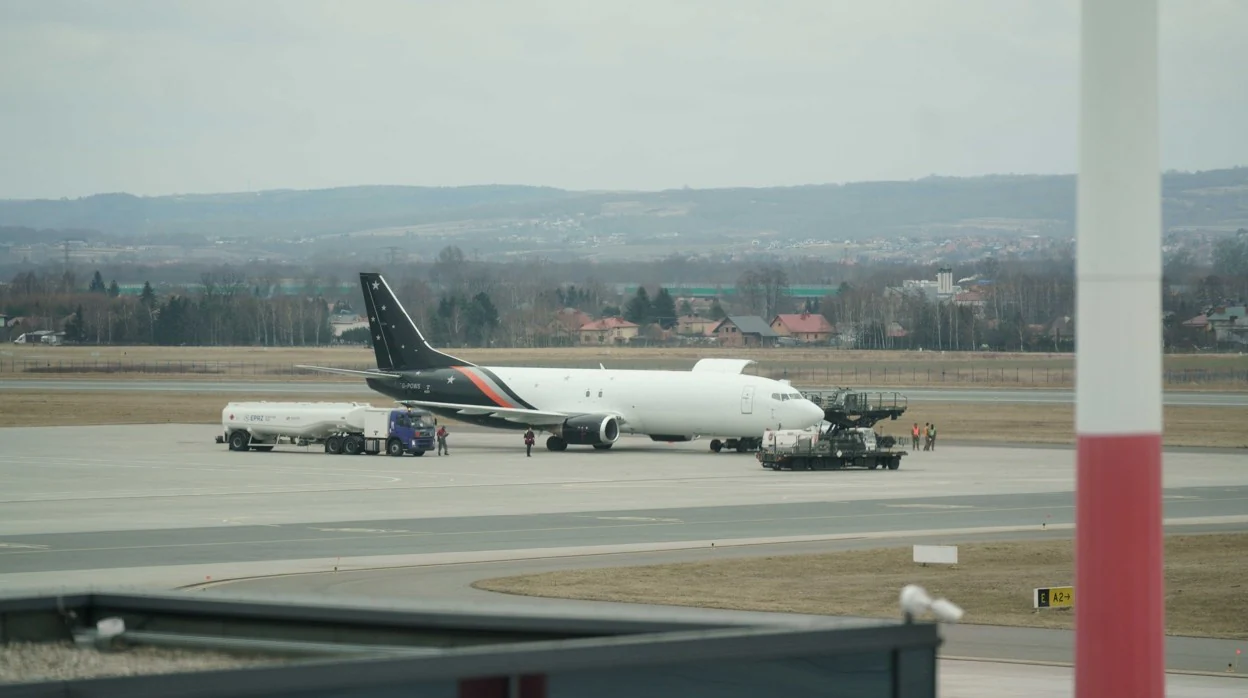 Descarga del material militar trasladado en un avión de mercancías en la base de Rzeszow en Polonia