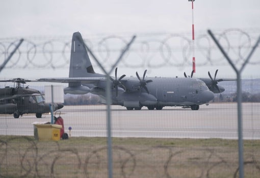 Un avión MC-130J del Ejército norteamericano y un helicóptero Black Hawk en el aeropuerto polaco de Jasionka Rzeszow