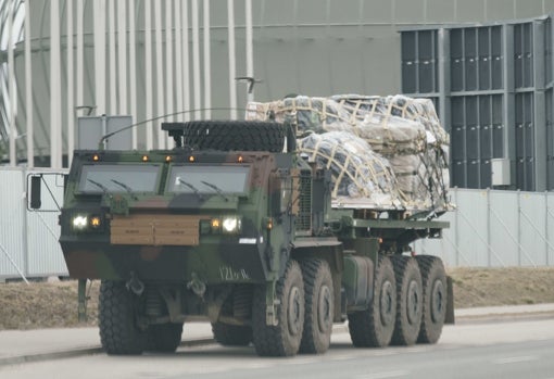 El material militar es trasladado en convoyes rodados desde la base polaca de Rzeszow hasta Ucrania