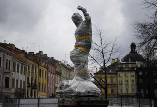 Estatua de Leópolis protegida contra los ataques