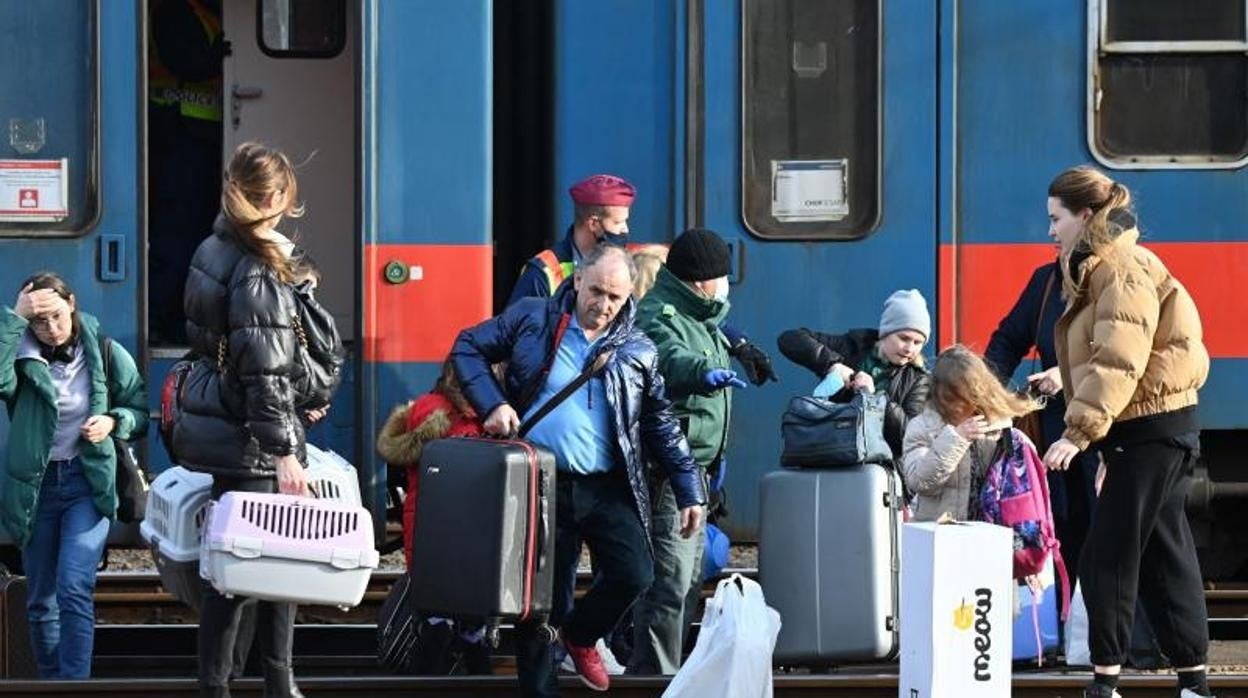 Refugiados ucranianos llegan a una estación de tren de Hungría