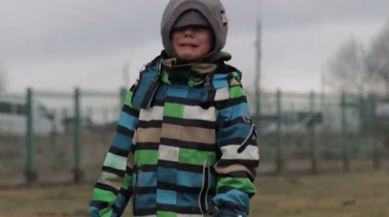 Captura del niño ucraniano en Medyka (Polonia) cruzando la frontera con Ucrania