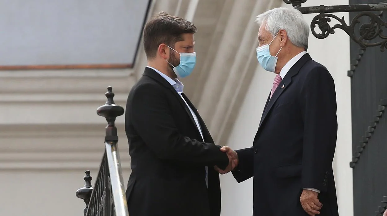 El presidente de Chile Sebastián Piñera (derecha) recibe al presidente electo Gabriel Boric en el palacio de La Moneda, en Santiago