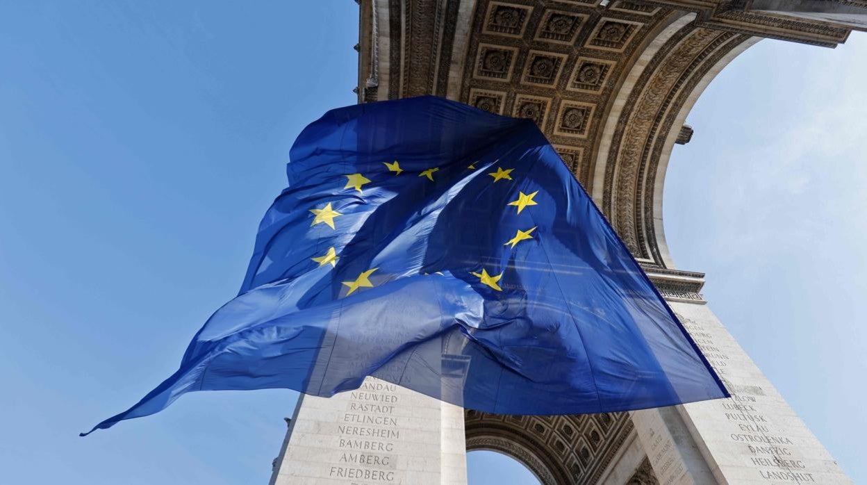 La bandera de la Unión Europea bajo el Arco del Triunfo