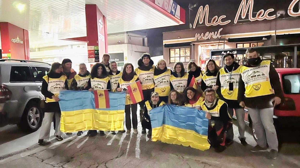 Voluntarios del 'Convoy Esperanza', la red que trae ucranianos a España, justo antes de partir a Polonia