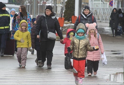 Las madres tienen mucho trabajo con sus hijos pequeños. Entran en la frontera como drogados y ni los regalos y los caramelos que les dan las ONG les hacen cambiar la cara