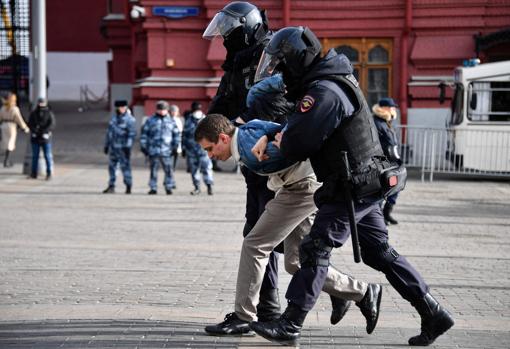 La policía rusa detiene a un joven que protestaba contra la crisis en Ucrania en Moscú