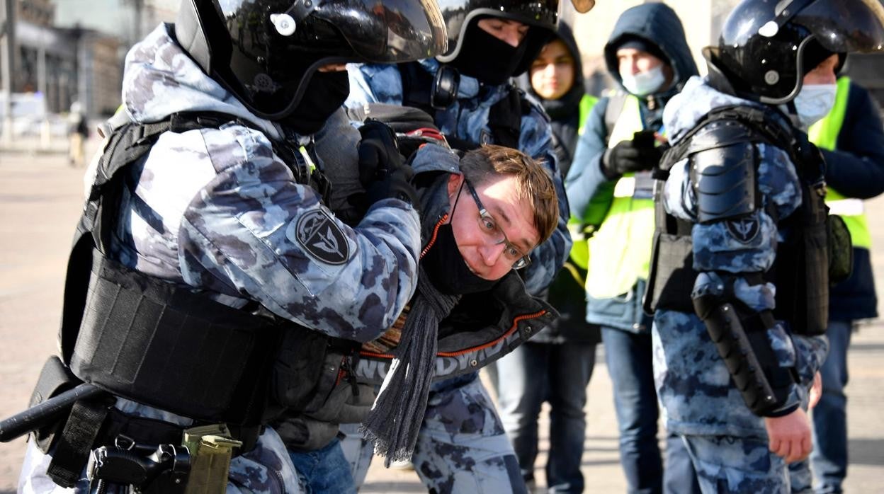 La policía detiene a un hombre que protestaba frente a la plaza Manezhnaya, cerca del Kremlin, en el centro de Moscú