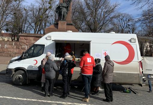 un vehículo de la Media Luna Roja en Chernovtsy