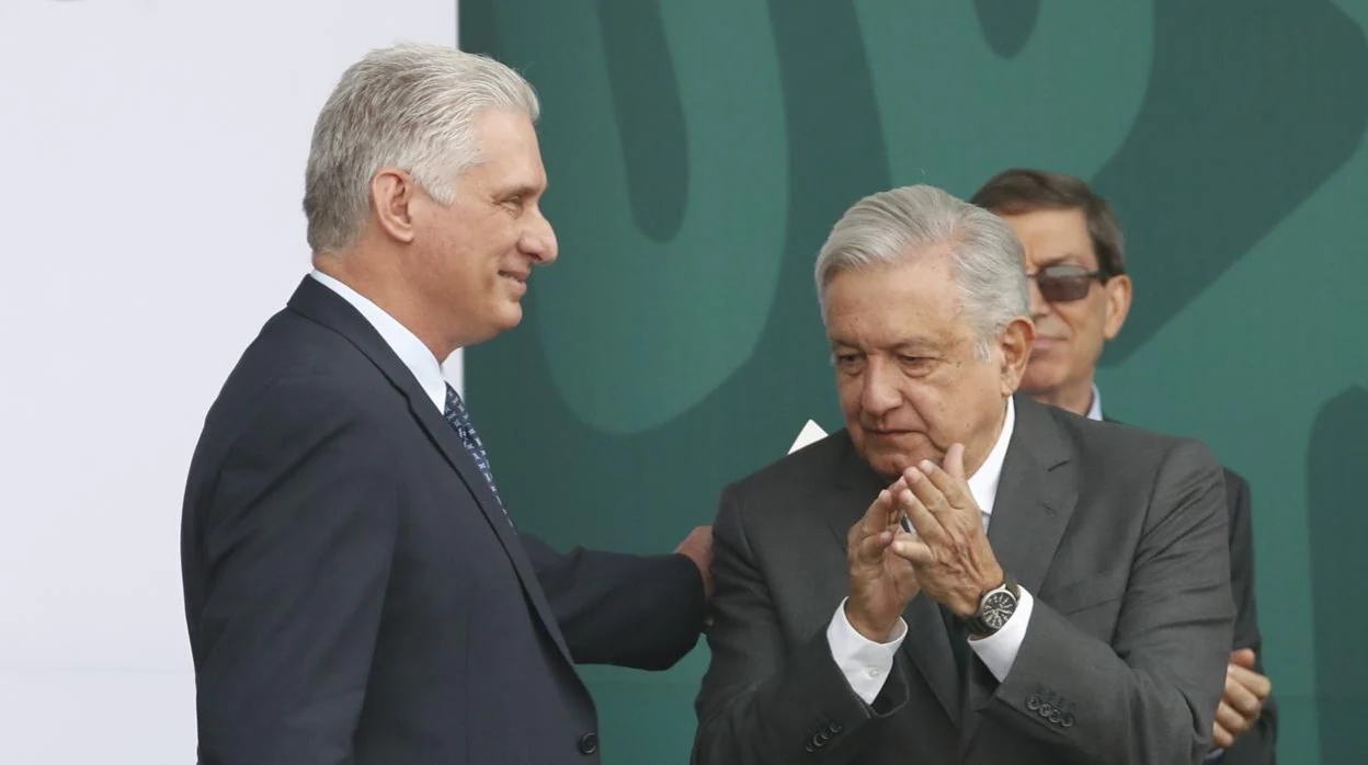 Díaz-Canel, en la imagen con López Obrador, fue el invitado especial en el 211 Aniversario de la Independencia de México