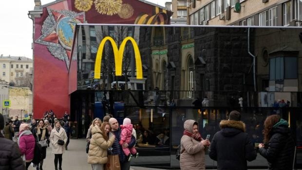 Un hombre se encadena a un McDonald's en Moscú para protestar por el cierre de la cadena en Rusia