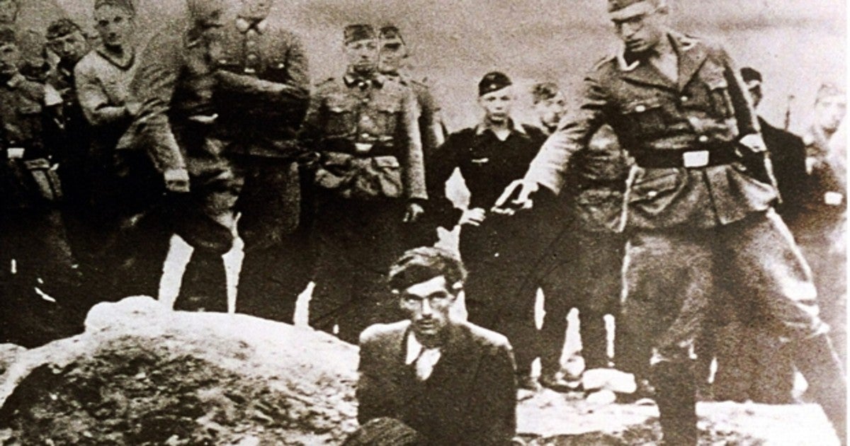 Un soldado alemán dispara a un judío ucraniano durante una ejecución en Vinnitsa, entre 1941 y 1943